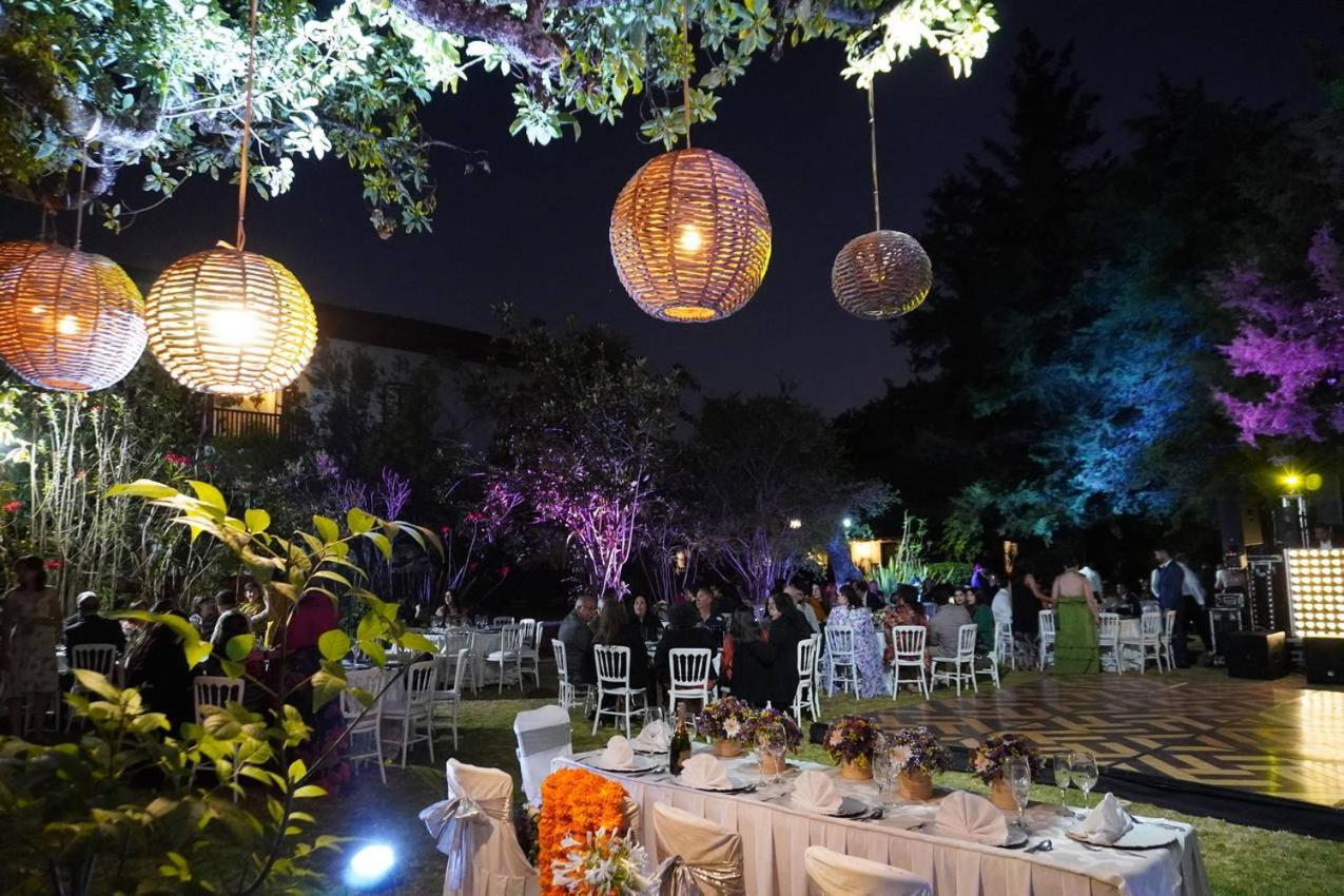 Best Western Plus Posada de Don Vasco Pátzcuaro Exterior foto A wedding reception at the garden of the hotel